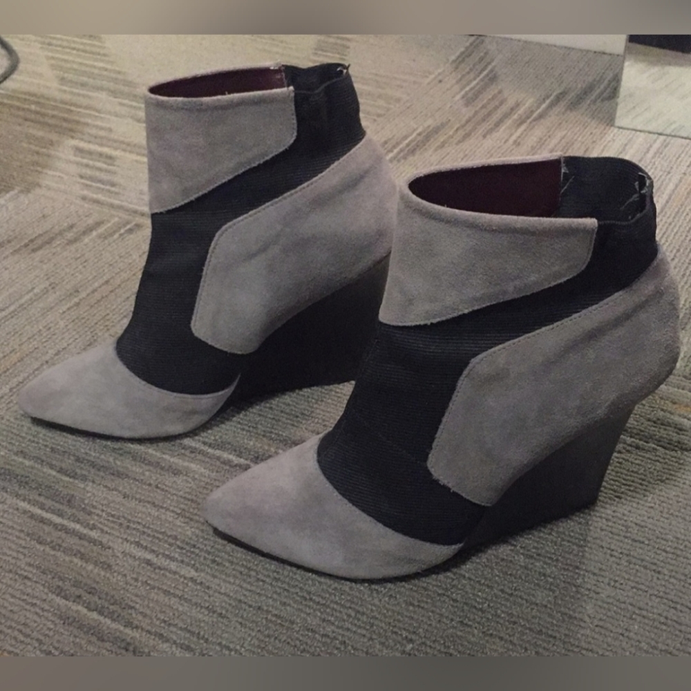 Report Signature Gray and Black Wedges
